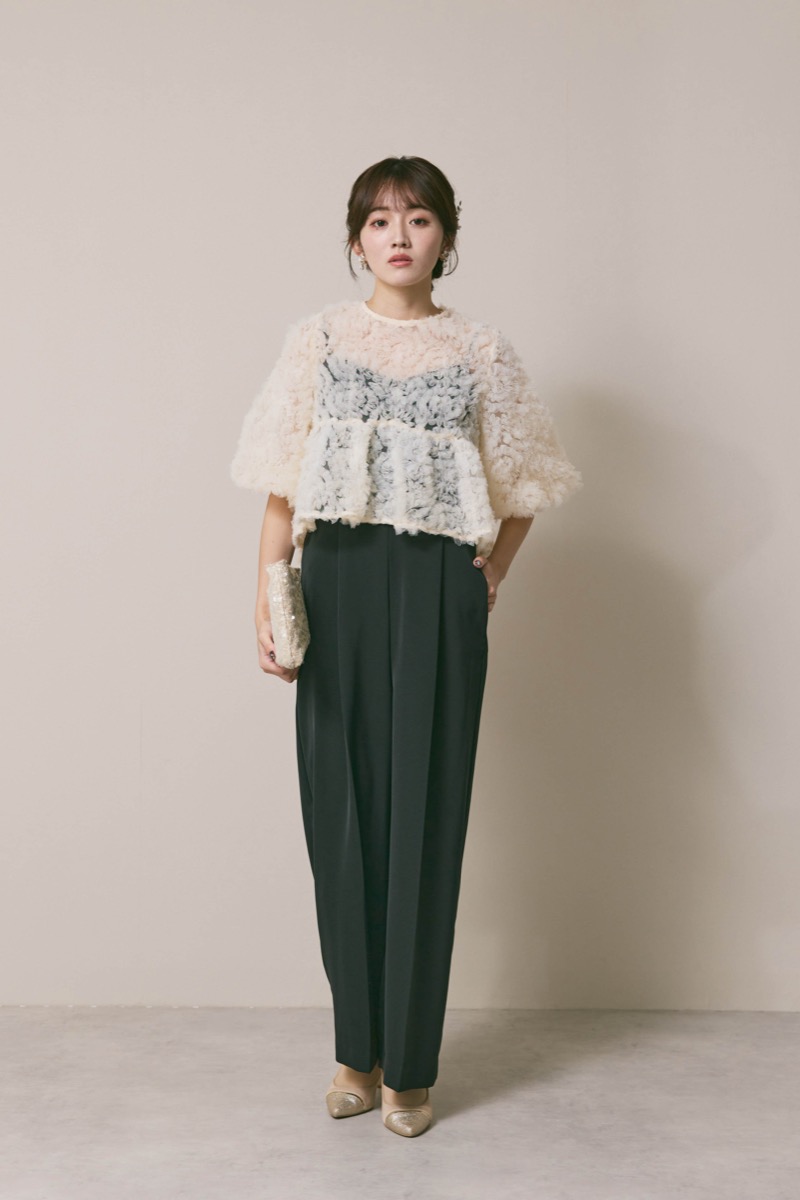 ホワイト×ブラックのペタルテクスチャーパンツドレス