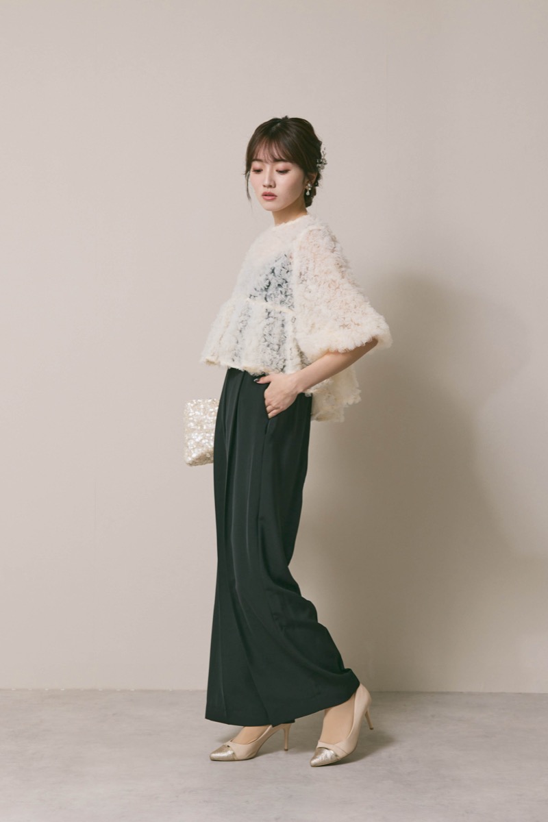 ホワイト×ブラックのペタルテクスチャーパンツドレス