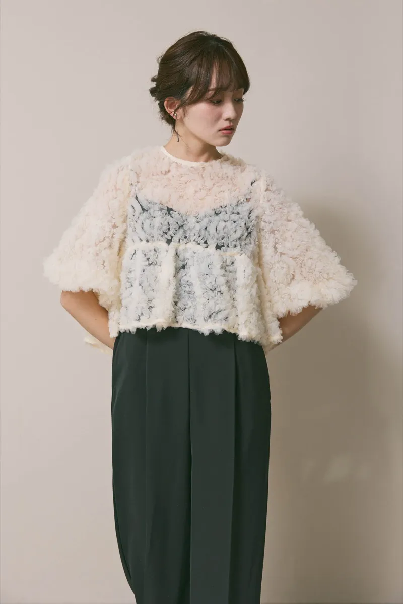 ホワイト×ブラックのペタルテクスチャーパンツドレス