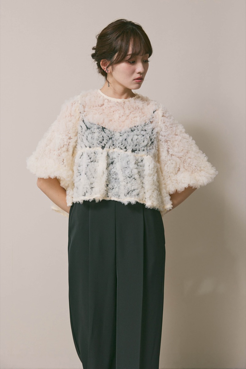 ホワイト×ブラックのペタルテクスチャーパンツドレス