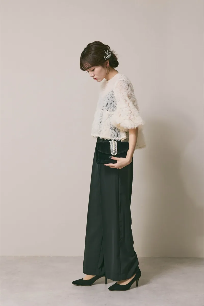 ホワイト×ブラックのペタルテクスチャーパンツドレス