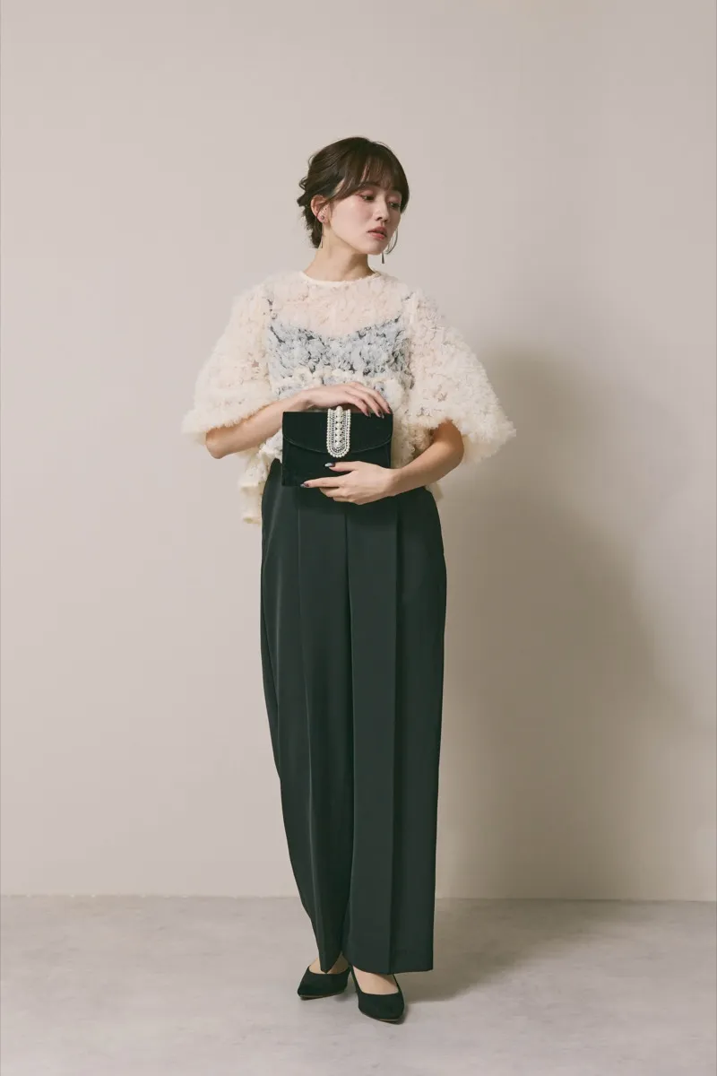 ホワイト×ブラックのペタルテクスチャーパンツドレス