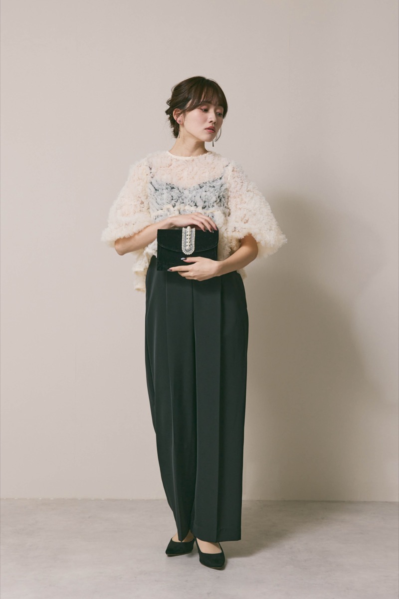 ホワイト×ブラックのペタルテクスチャーパンツドレス