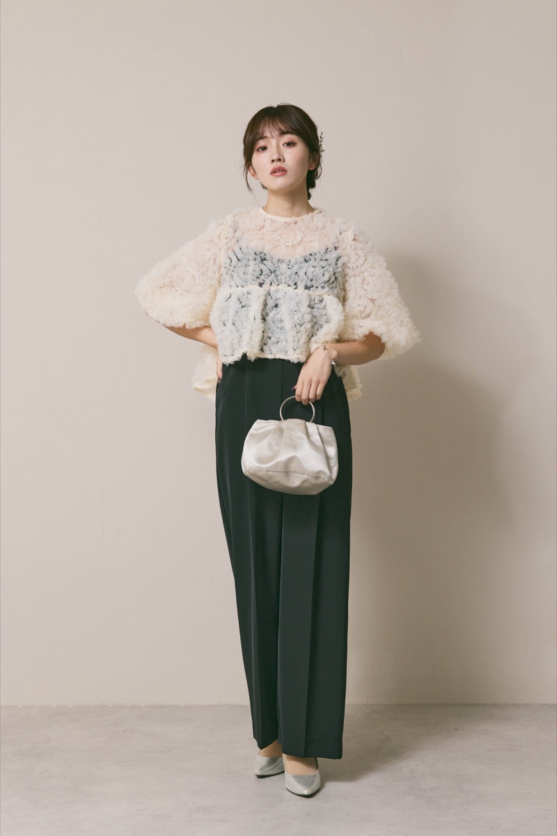 ホワイト×ブラックのペタルテクスチャーパンツドレス