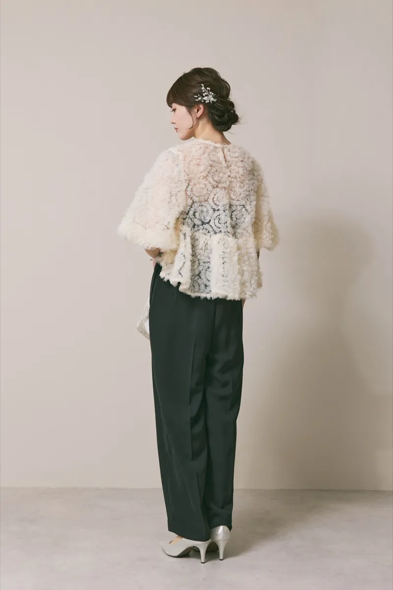 ホワイト×ブラックのペタルテクスチャーパンツドレス