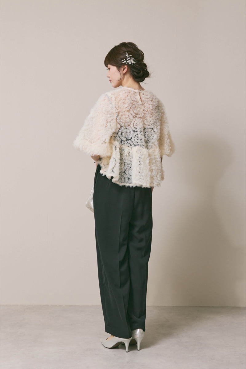 ホワイト×ブラックのペタルテクスチャーパンツドレス