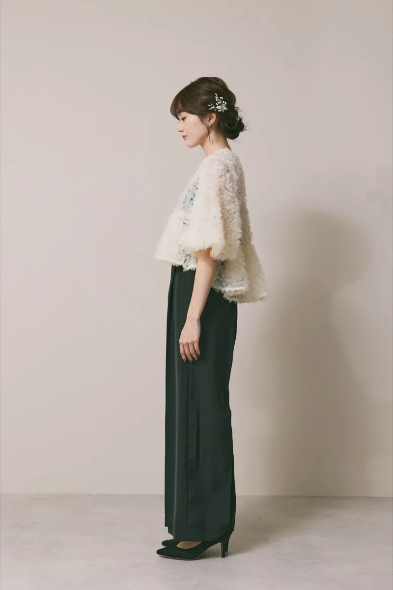 ホワイト×ブラックのペタルテクスチャーパンツドレス