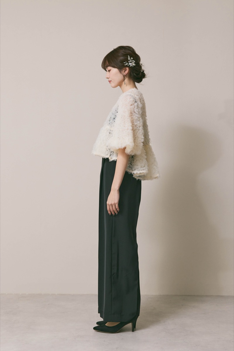 ホワイト×ブラックのペタルテクスチャーパンツドレス