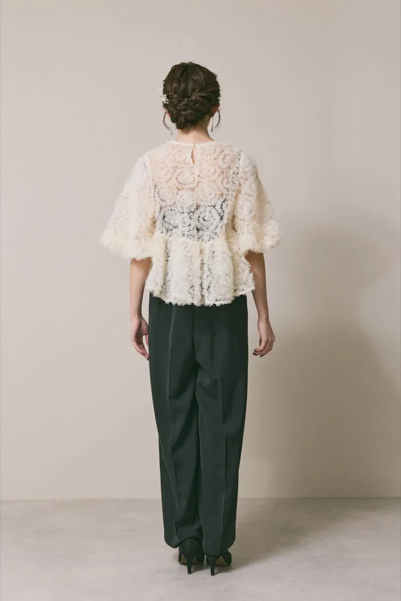 ホワイト×ブラックのペタルテクスチャーパンツドレス