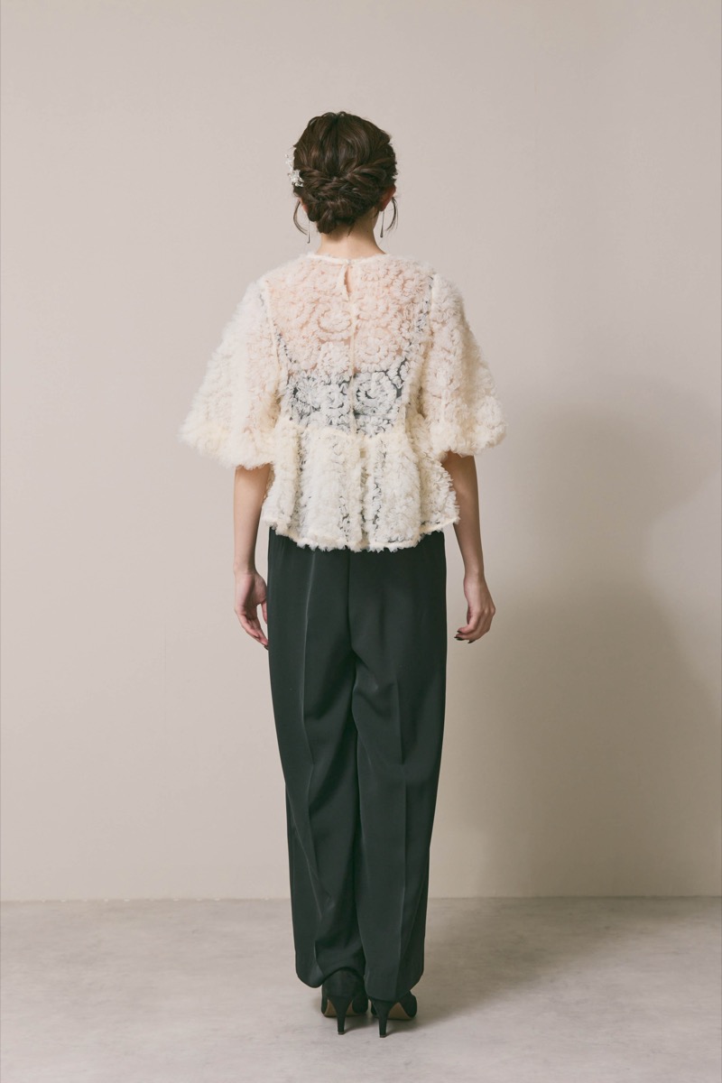 ホワイト×ブラックのペタルテクスチャーパンツドレス