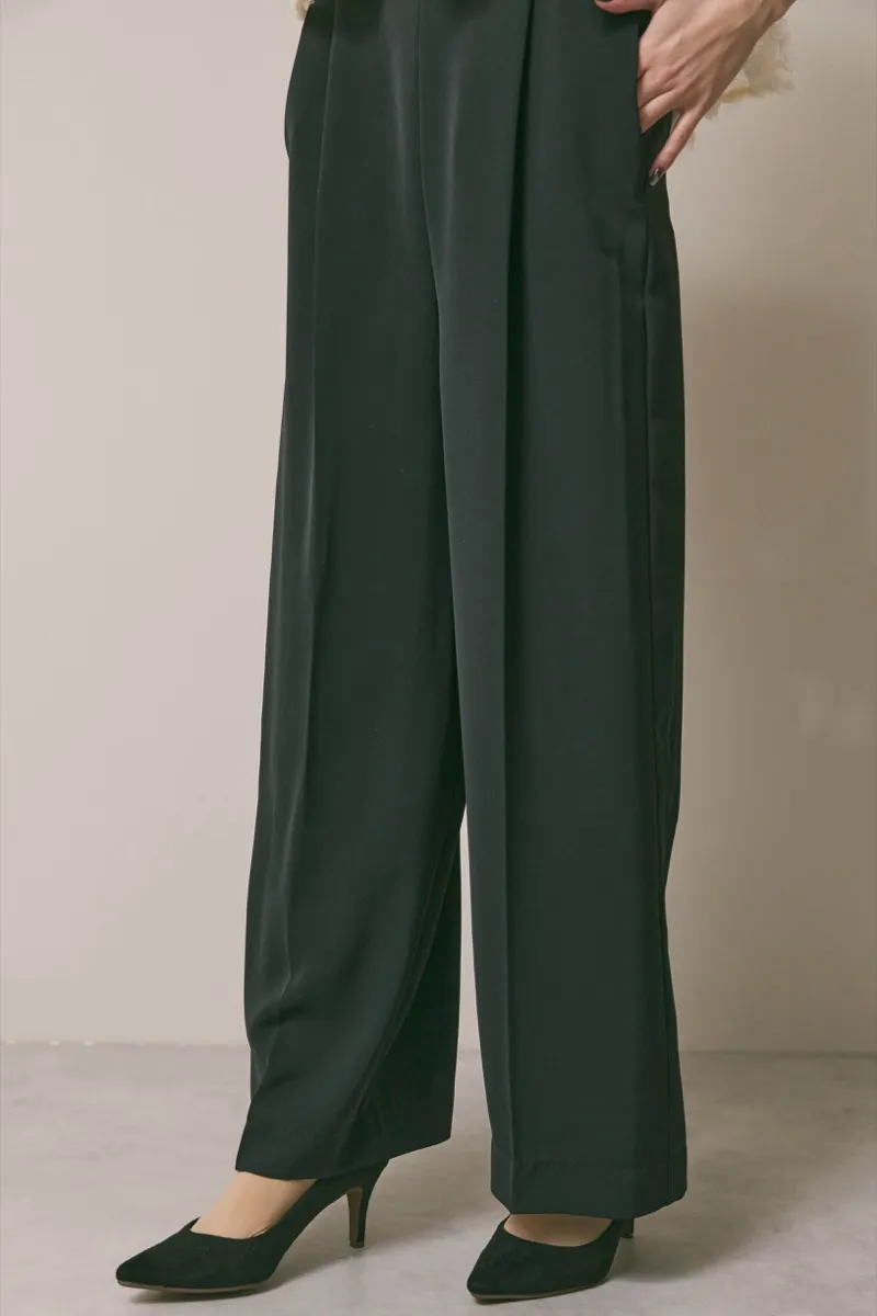 ホワイト×ブラックのペタルテクスチャーパンツドレス