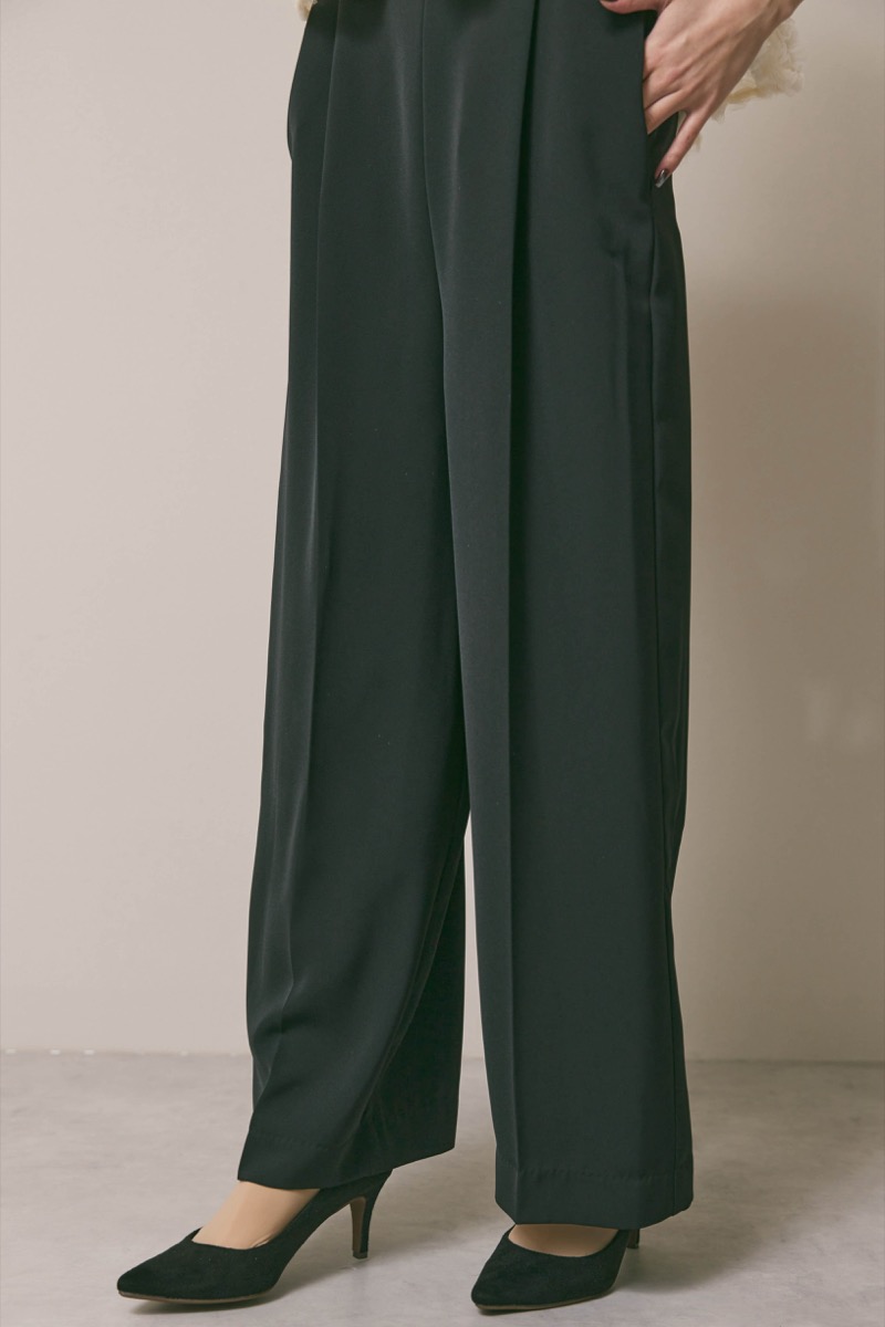 ホワイト×ブラックのペタルテクスチャーパンツドレス