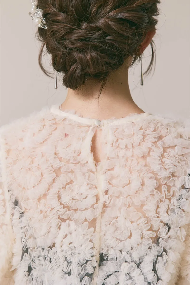 ホワイト×ブラックのペタルテクスチャーパンツドレス