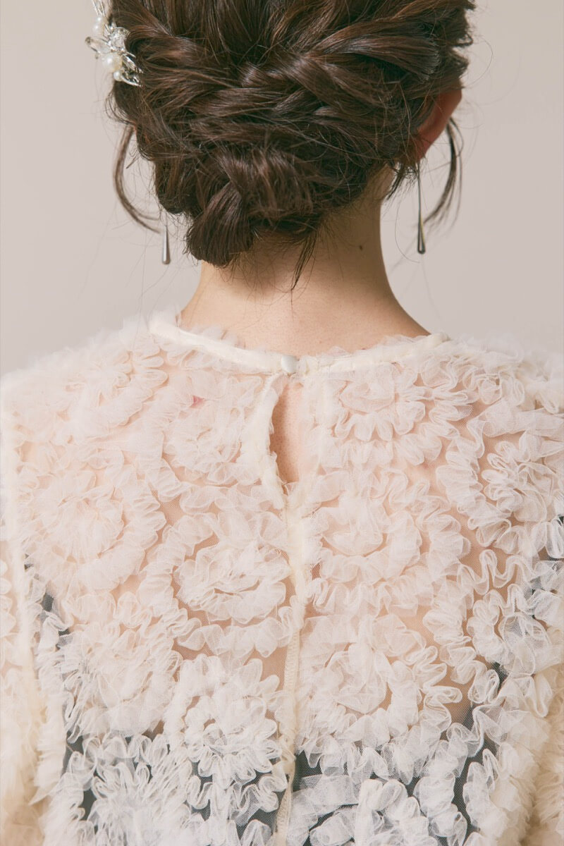 ホワイト×ブラックのペタルテクスチャーパンツドレス