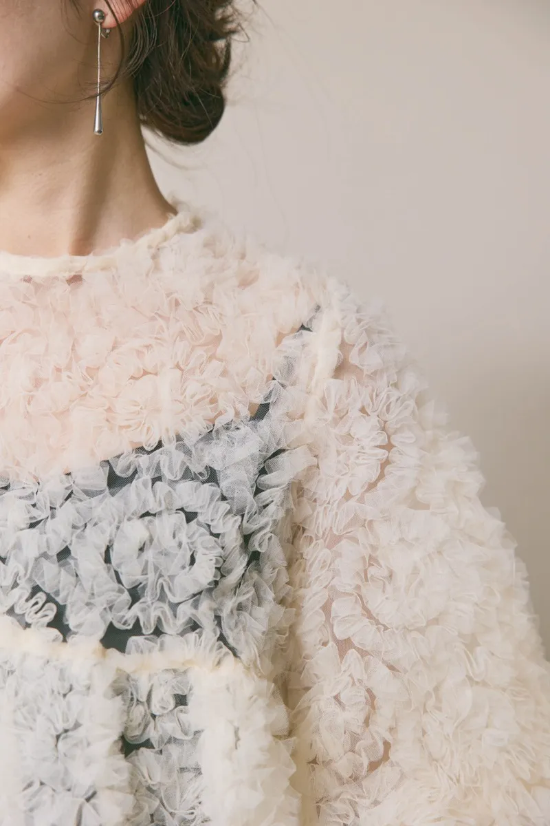 ホワイト×ブラックのペタルテクスチャーパンツドレス