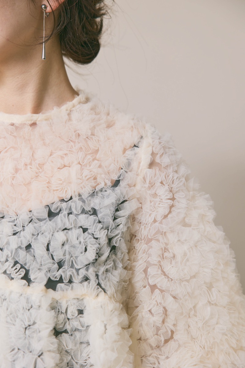 ホワイト×ブラックのペタルテクスチャーパンツドレス