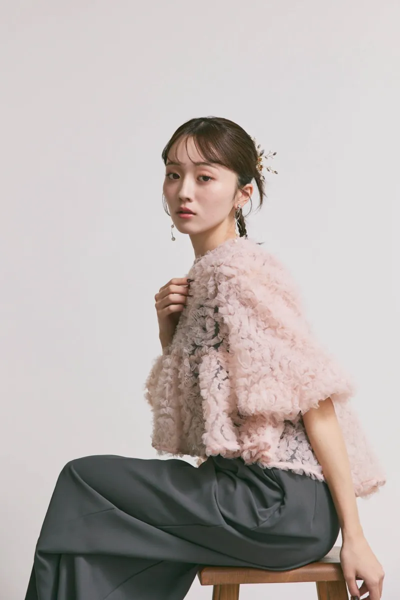 ピンク×チャコールのペタルテクスチャーパンツドレス