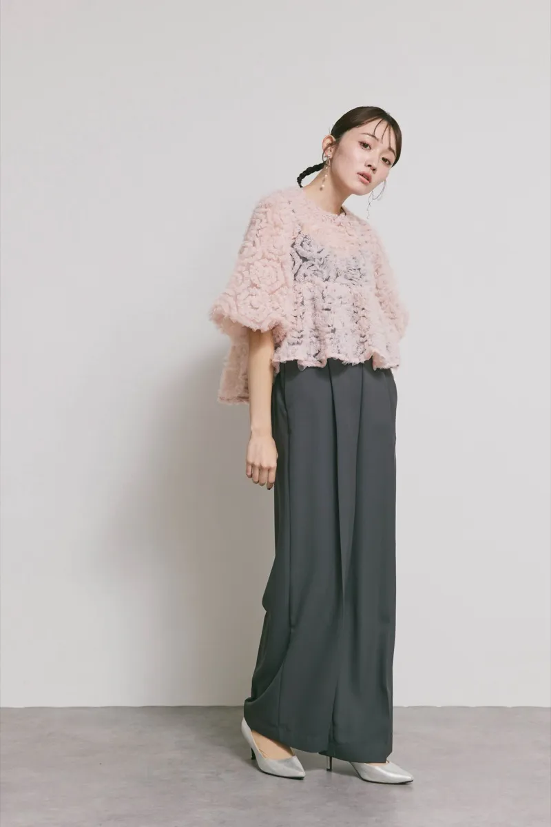 ピンク×チャコールのペタルテクスチャーパンツドレス