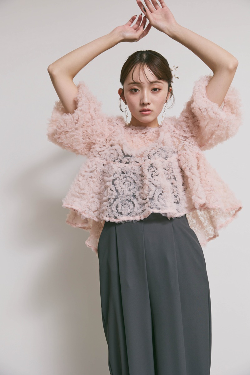 ピンク×チャコールのペタルテクスチャーパンツドレス