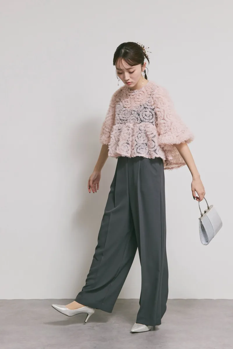 ピンク×チャコールのペタルテクスチャーパンツドレス