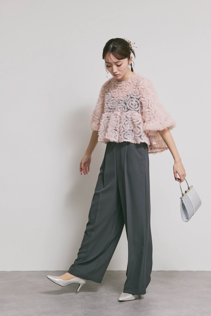 ピンク×チャコールのペタルテクスチャーパンツドレス