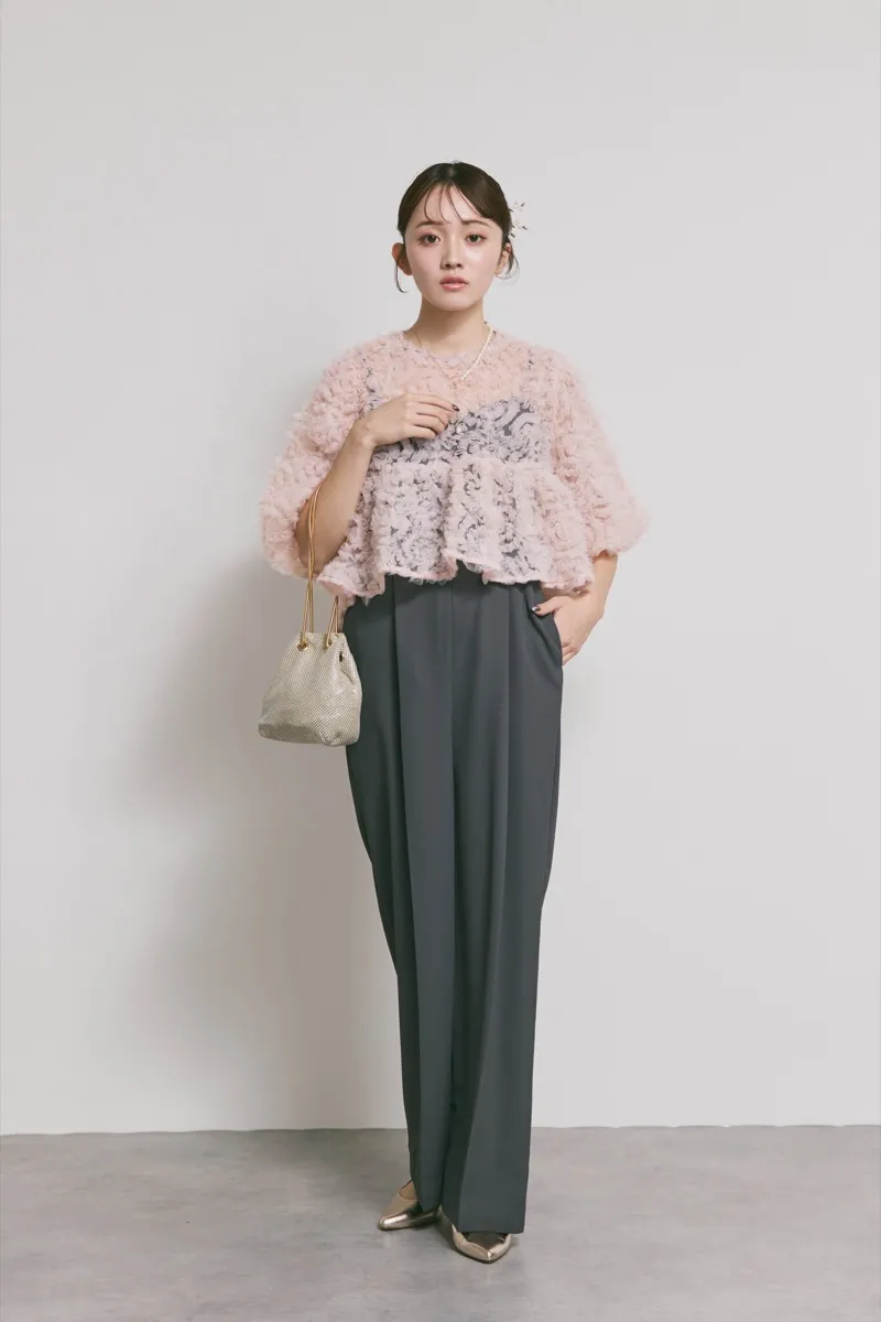 ピンク×チャコールのペタルテクスチャーパンツドレス