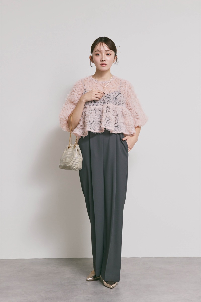 ピンク×チャコールのペタルテクスチャーパンツドレス