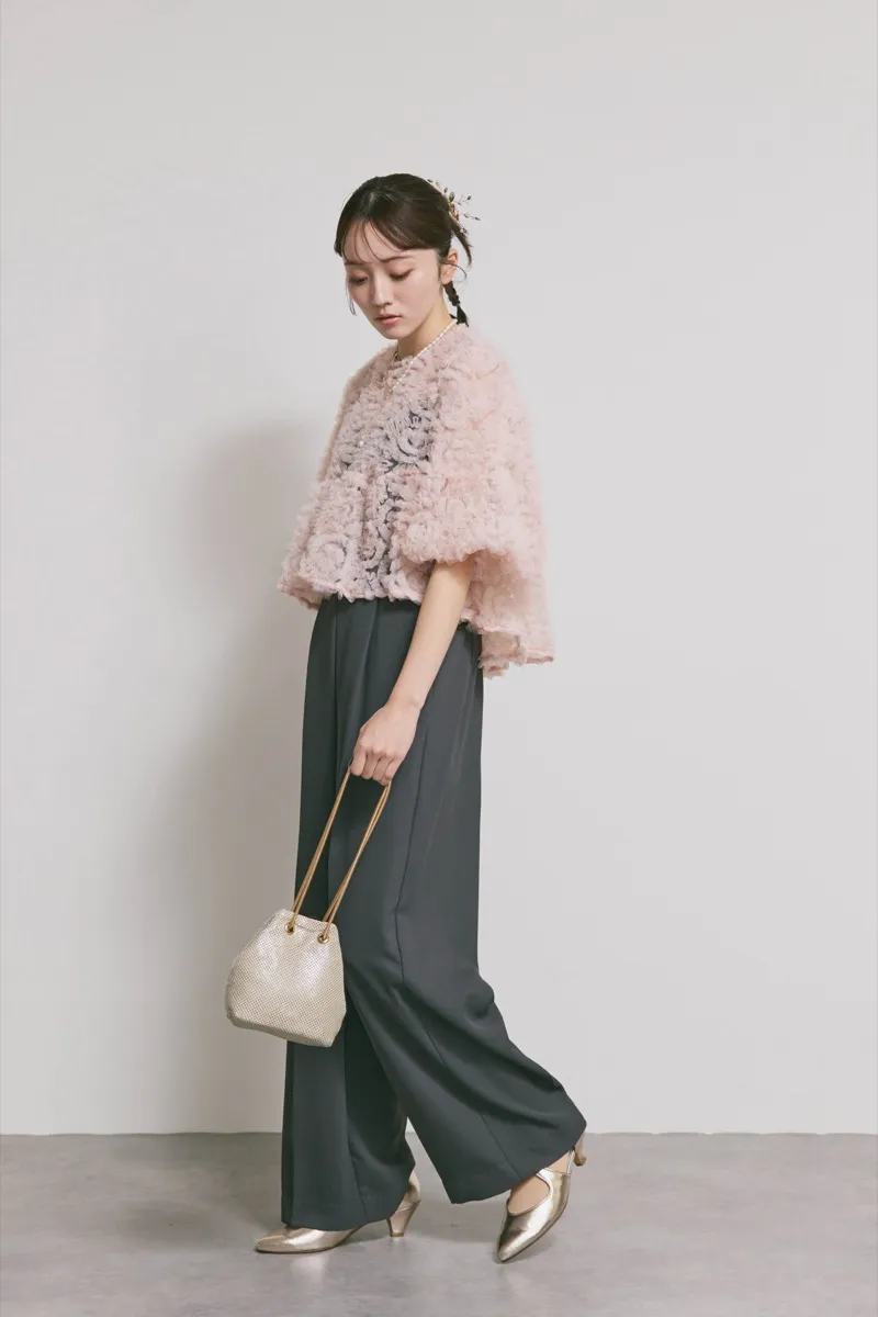 ピンク×チャコールのペタルテクスチャーパンツドレス