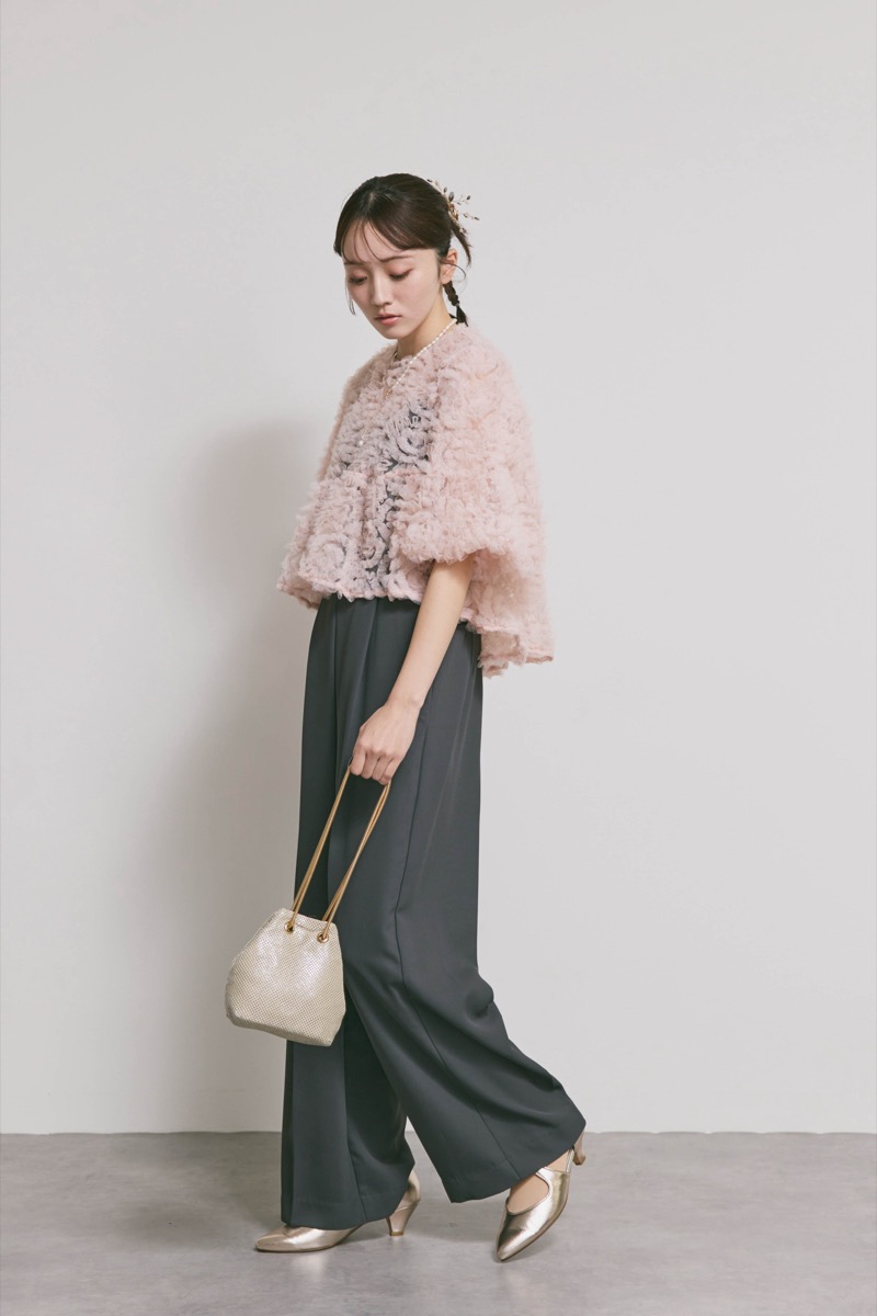 ピンク×チャコールのペタルテクスチャーパンツドレス