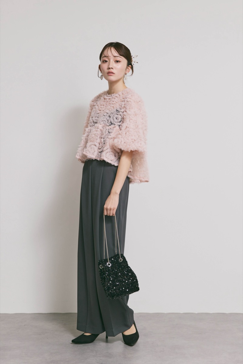 ピンク×チャコールのペタルテクスチャーパンツドレス