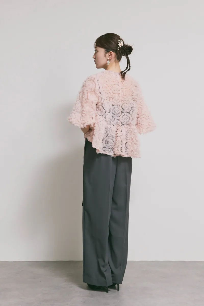 ピンク×チャコールのペタルテクスチャーパンツドレス