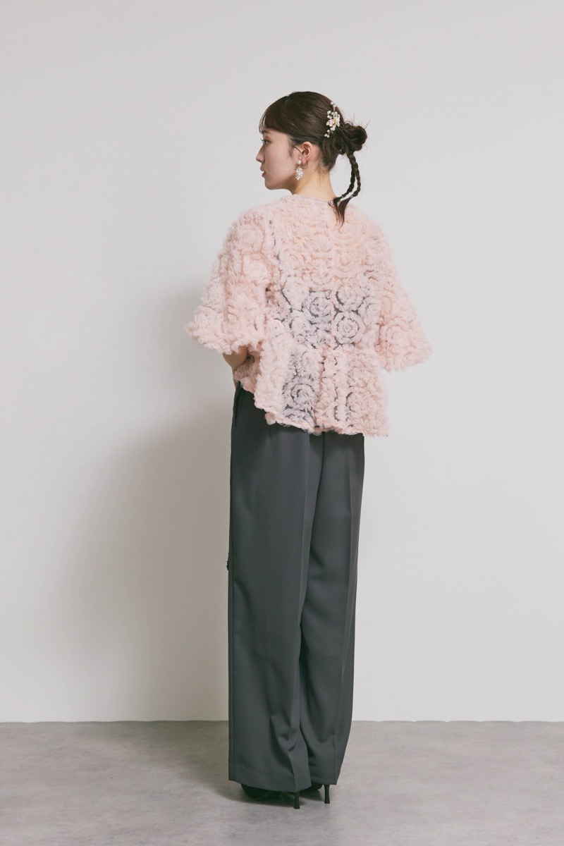 ピンク×チャコールのペタルテクスチャーパンツドレス