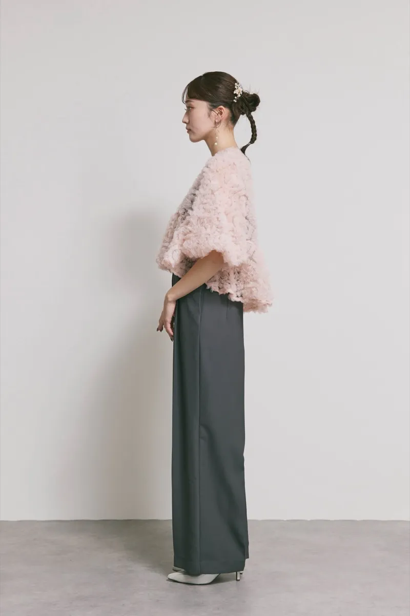 ピンク×チャコールのペタルテクスチャーパンツドレス