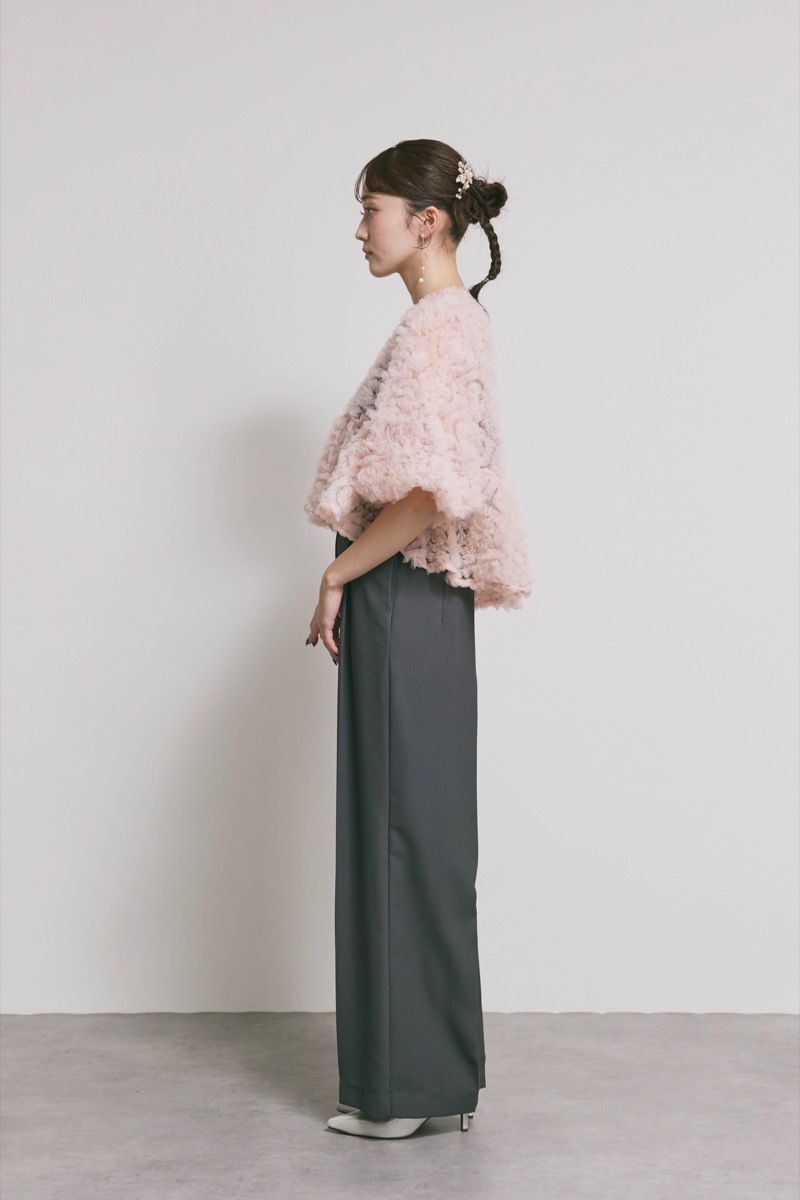 ピンク×チャコールのペタルテクスチャーパンツドレス