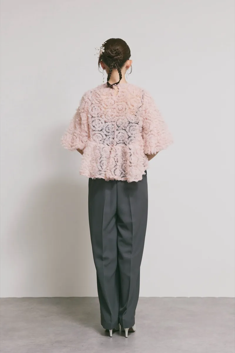 ピンク×チャコールのペタルテクスチャーパンツドレス