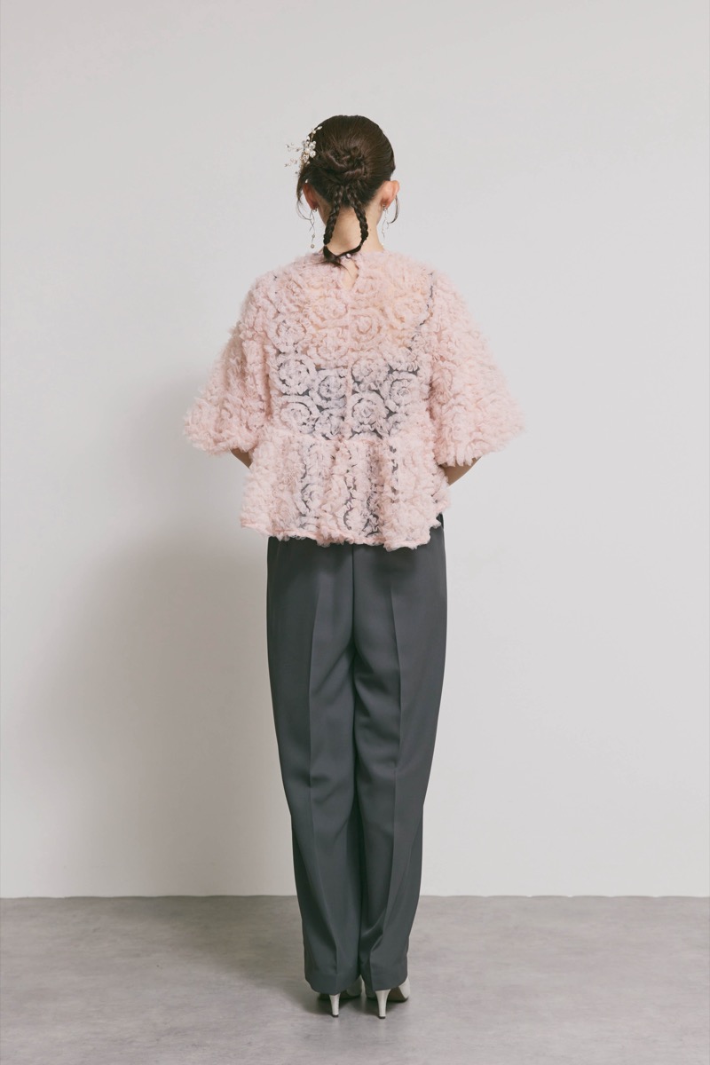 ピンク×チャコールのペタルテクスチャーパンツドレス