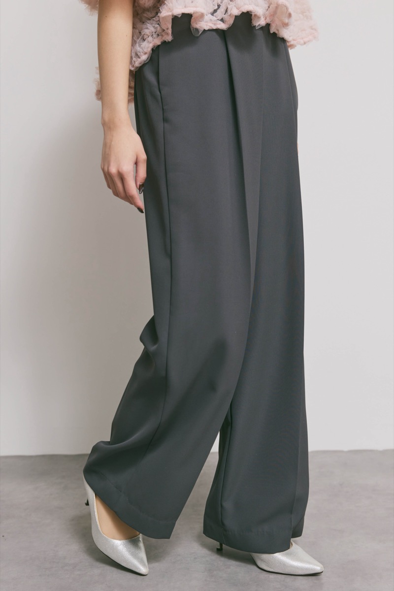 ピンク×チャコールのペタルテクスチャーパンツドレス