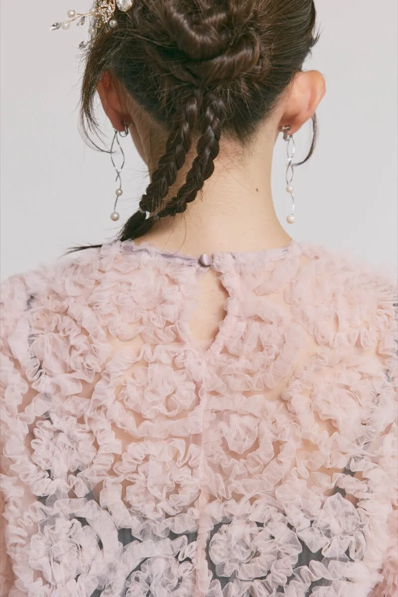 ピンク×チャコールのペタルテクスチャーパンツドレス