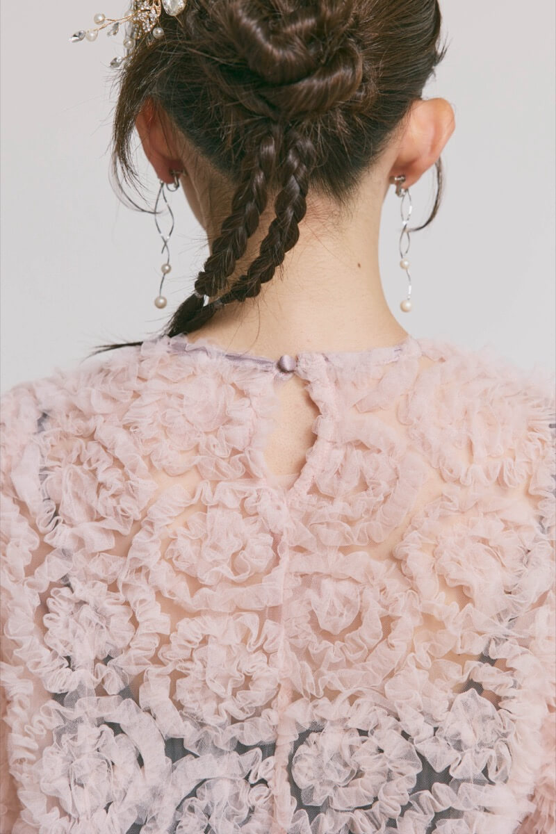 ピンク×チャコールのペタルテクスチャーパンツドレス