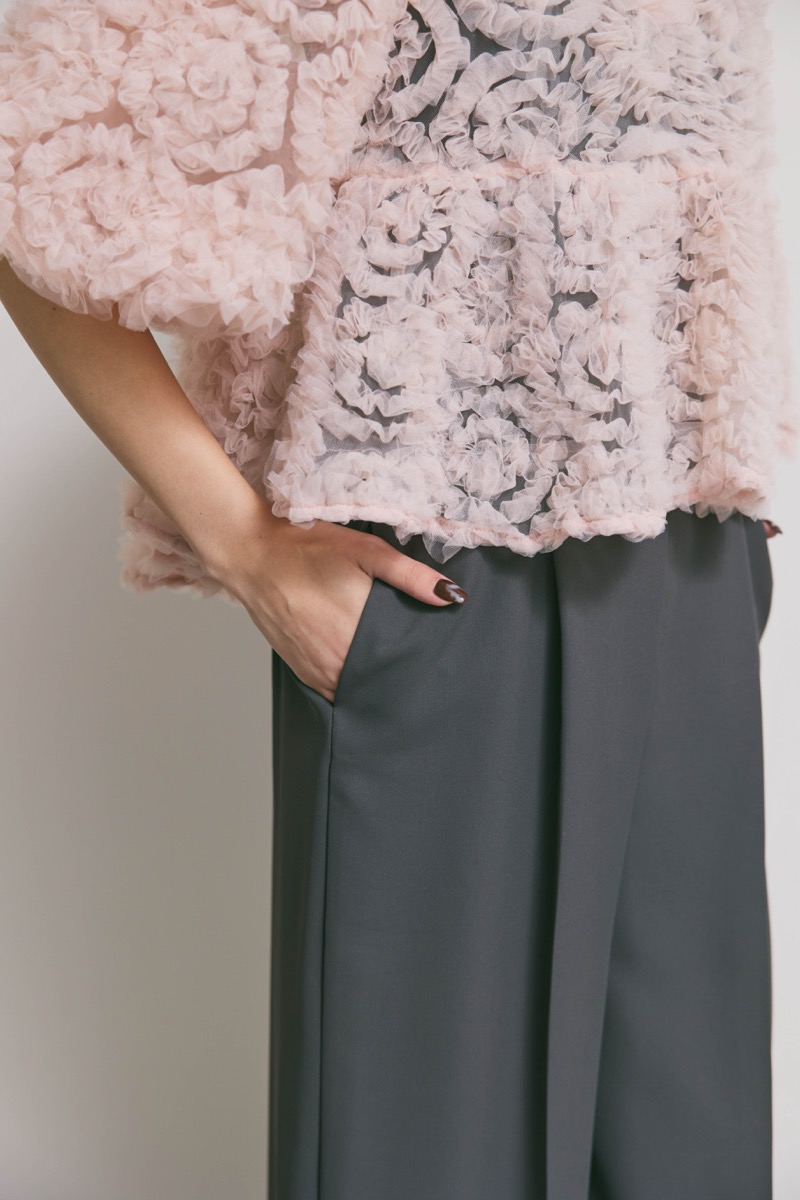 ピンク×チャコールのペタルテクスチャーパンツドレス