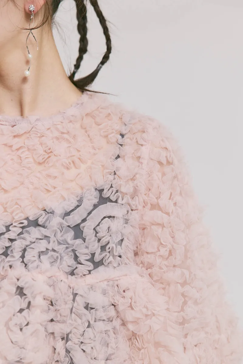 ピンク×チャコールのペタルテクスチャーパンツドレス