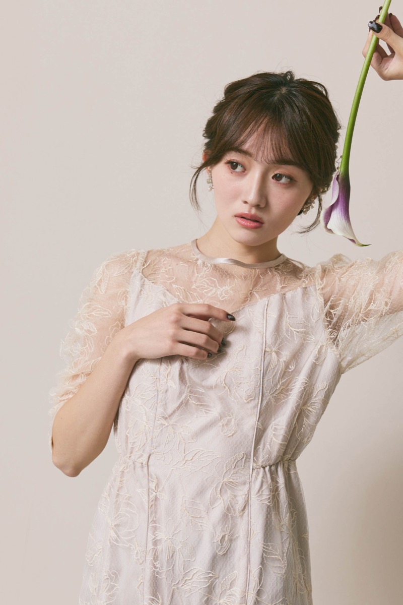 ライトベージュのフローラルチュールマーメイドドレス