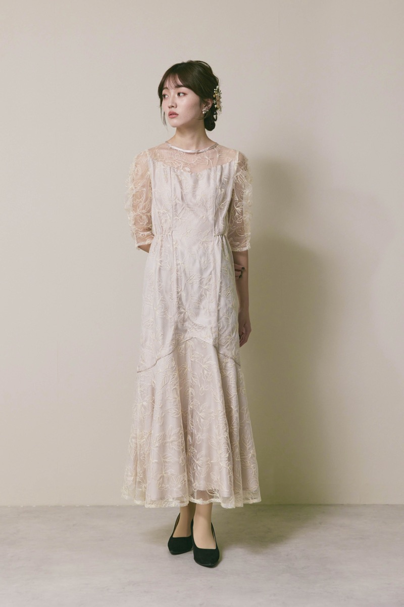 ライトベージュのフローラルチュールマーメイドドレス