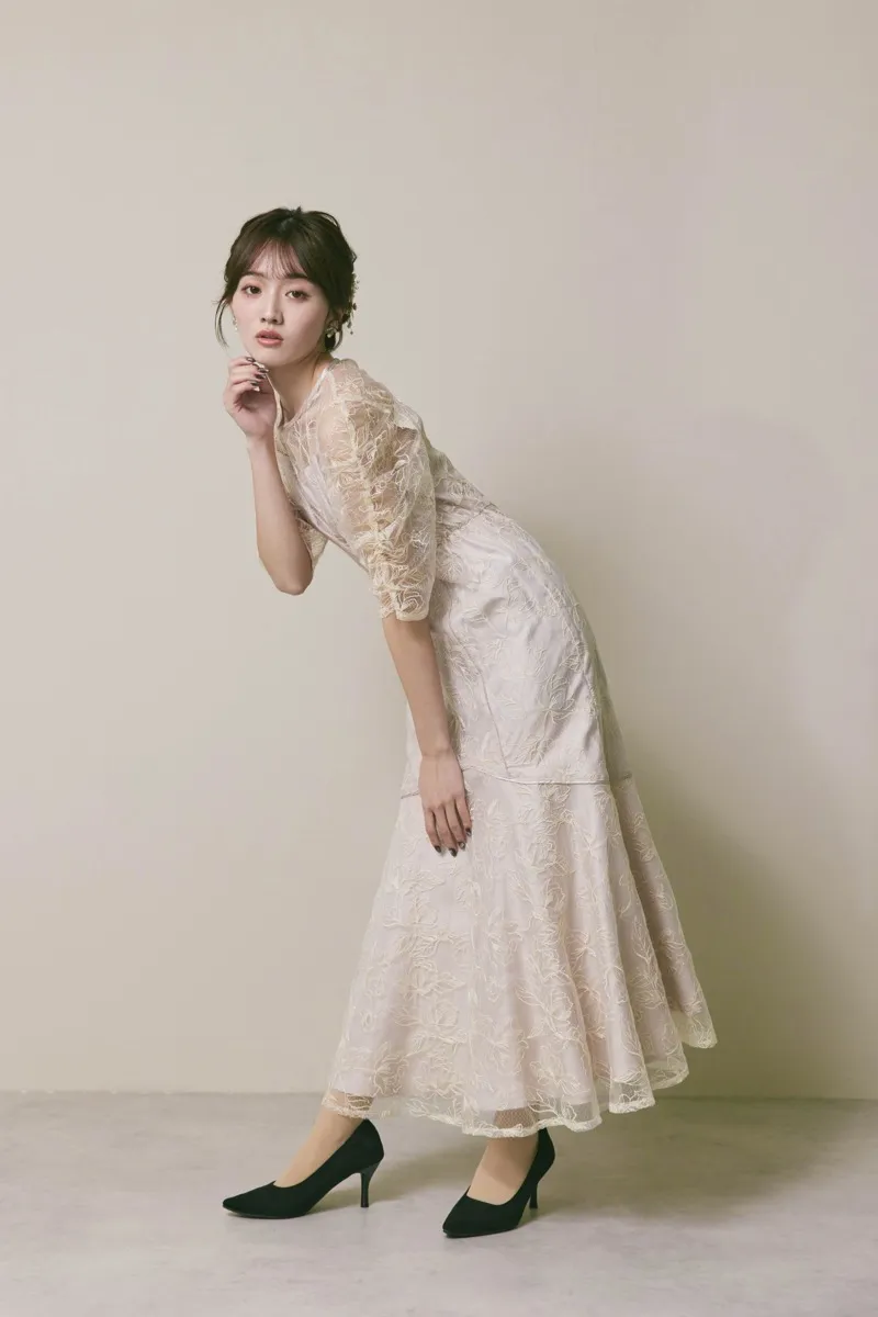 ライトベージュのフローラルチュールマーメイドドレス