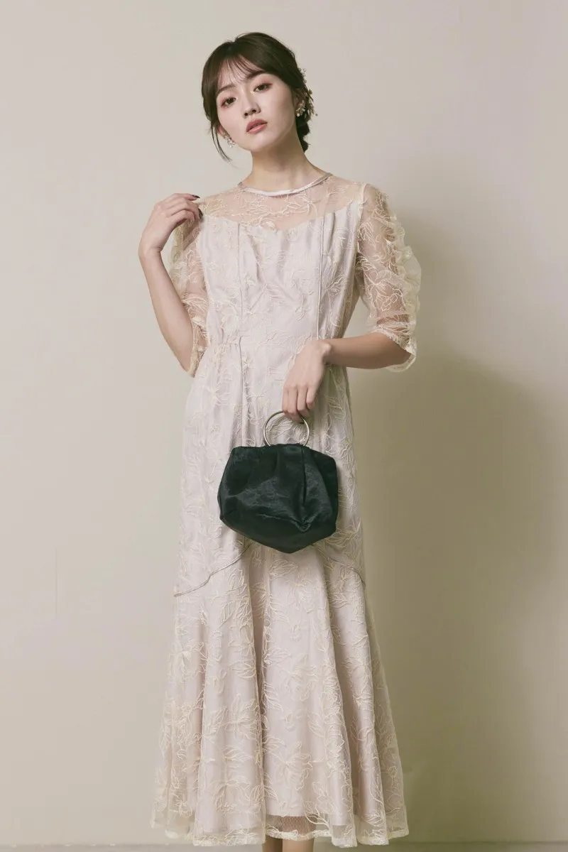 ライトベージュのフローラルチュールマーメイドドレス