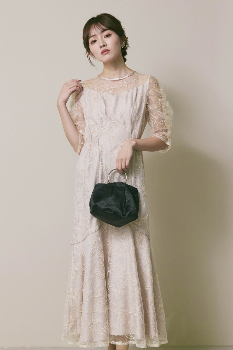 ライトベージュのフローラルチュールマーメイドドレス