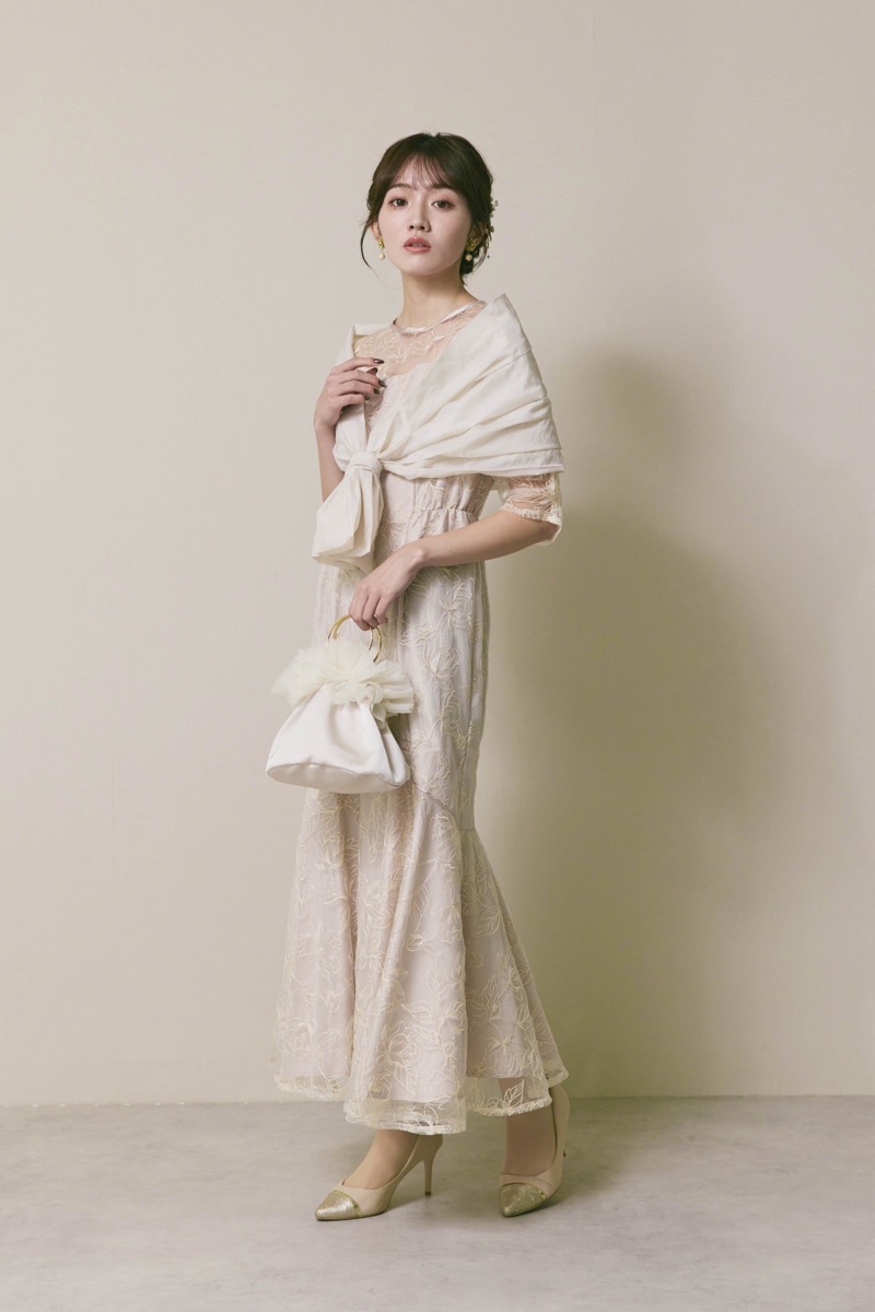 ライトベージュのフローラルチュールマーメイドドレス