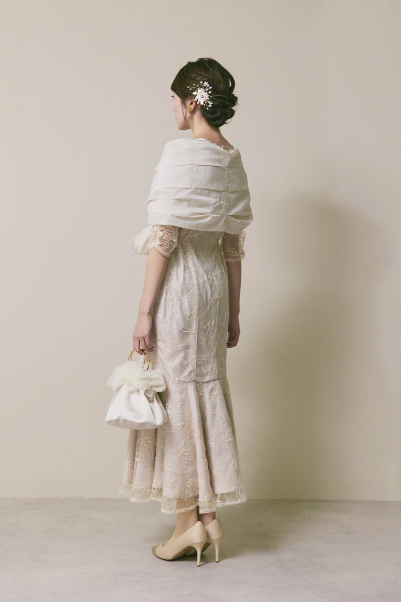 ライトベージュのフローラルチュールマーメイドドレス