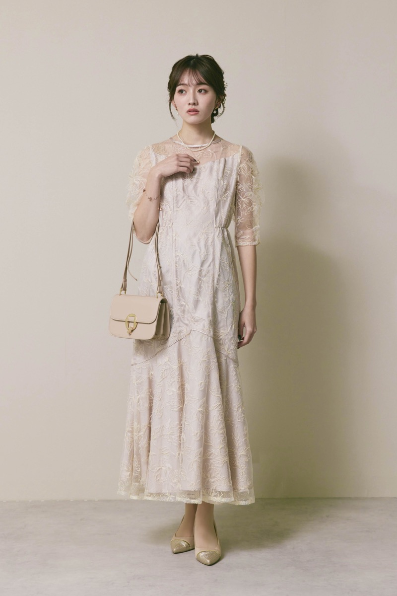 ライトベージュのフローラルチュールマーメイドドレス