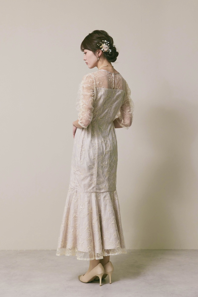 ライトベージュのフローラルチュールマーメイドドレス